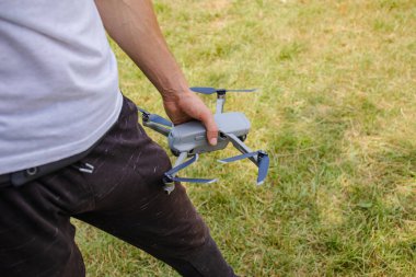 Parkta Gri Drone 'u tutan adam.