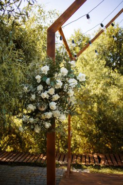 Restoran Salonunda Gülleri Olan Lüks Düğün Çiçeği
