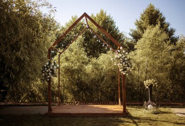 Restoran Salonunda Gülleri Olan Lüks Düğün Çiçeği