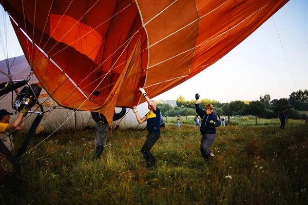 Kosz Balonów Gorące Powietrze Ziemi Przygotować Się Odpalenia Balonu — Zdjęcie stockowe