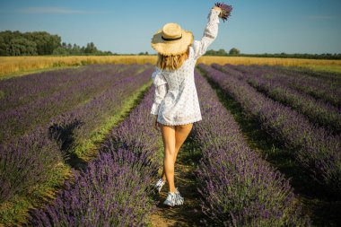 Lavanta tarlasında güzel sarı saçlı kadın. Style Life Keyifli Yolculuk