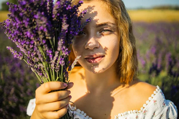 Happy Woman Sitting Lavender Field Summer Morning — Stock Photo, Image