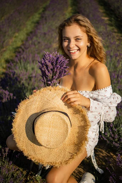 Happy Woman Lavender Field Style Life Enjoying Journey Summer — Stock Photo, Image