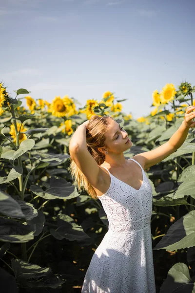 Bella Giovane Donna Campo Girasoli — Foto Stock