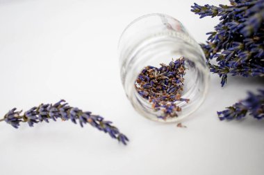 Beyaz Masadaki Kuru Lavanta Çiçekleri, Boşluğu Kopyala.