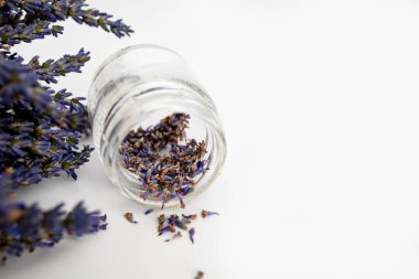 Beyaz Masadaki Kuru Lavanta Çiçekleri, Boşluğu Kopyala.