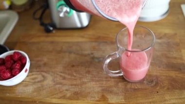 Ev Mutfağında el yapımı el blenderi. Karışık karpuz suyu veya milkshake karışımı..