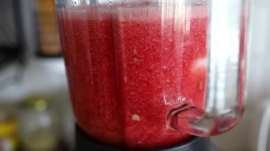 Ev Mutfağında el yapımı el blenderi. Karışık karpuz suyu veya milkshake karışımı..