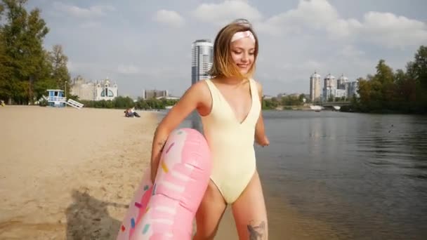 Молодая Женщина Веселится Игрушкой Надувной Пончик Кольцо Пляже — стоковое видео