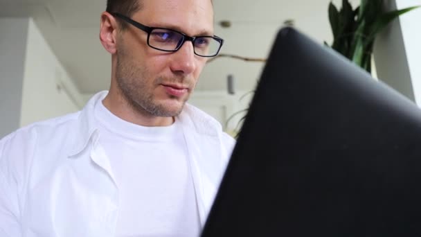 Homem Bonito Freelancer Usando Laptop Sentado Sofá Casa — Vídeo de Stock