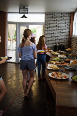 Büfedeki bir grup çocuk. Yemek Yiyen Çocuklar  