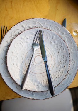 Tabaklar, şarap bardakları ve yiyeceklerle servis edilen masa.