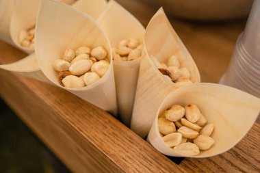 Ekşi fındık, masada atıştırmalık