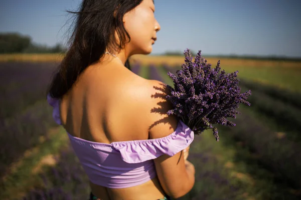 Pretty Asian Woman Posing Bouquet Lavender Field — ストック写真