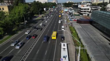 Hava aracı, otobüs ve arabalarla dolu bir yolda tepeden tırnağa görünüyor.