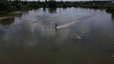 Dalgada Wakeboard süren adam. Su Kayağı Ekstremi. 