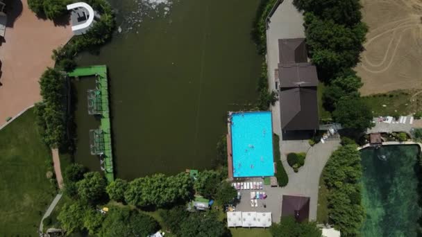 Top Uitzicht Mensen Die Zonnebaden Ligstoelen Zwemmen Het Openbare Zwembad — Stockvideo