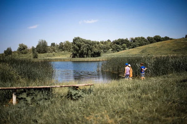 Bambini Che Giocano Sulla Riva Lago Felice Infanzia — Foto Stock