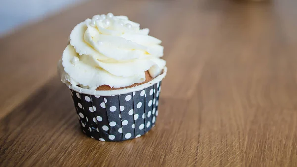 Milchcreme Cupcake Geburtstag Süße Bäckerei Cookies Leckeres Dessert Auf Holztisch — Stockfoto