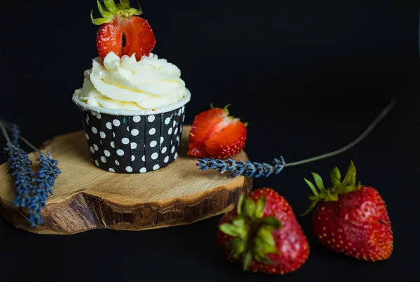 Cupcake Fresh Strawberry Black Background — Fotografia de Stock