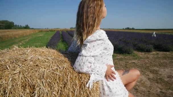 Belle Femme Caucasienne Détendre Sur Balle Foin — Video