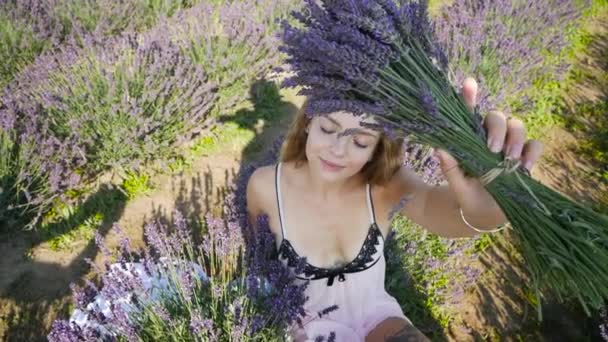 Giovane Bella Donna Bionda Rilassante Nel Campo Lavanda Giorno Estate — Video Stock