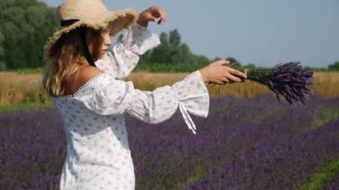 Yaz günü lavanta tarlasında dinlenen güzel bir kadın.