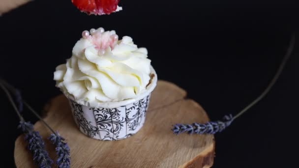 Cupcake Con Fresa Fresca Sobre Fondo Negro — Vídeos de Stock