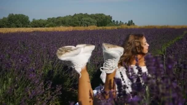 여름날 라벤더 밭에서 휴식을 취하고 아름다운 — 비디오