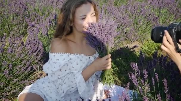 Νεαρή Όμορφη Γυναίκα Χαλαρώνοντας Στο Πεδίο Λεβάντα Την Καλοκαιρινή Ημέρα — Αρχείο Βίντεο