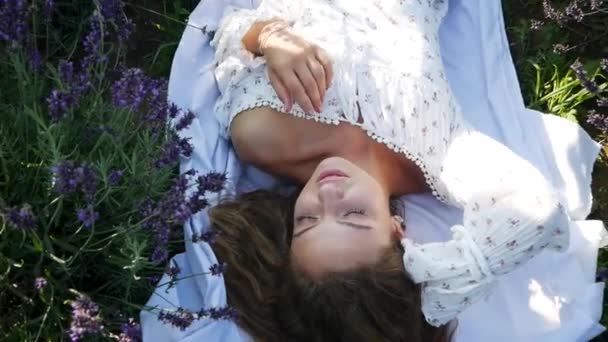 Yaz Günü Lavanta Tarlasında Dinlenen Güzel Bir Kadın — Stok video