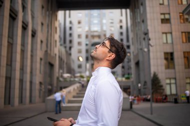 Genç İşadamı Şehirde Yürüyüş Araştırması