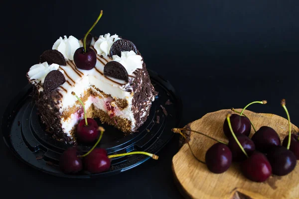 Bolo Caseiro Com Cerejas Fundo Preto — Fotografia de Stock