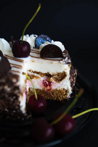 Gâteau Fait Maison Avec Des Cerises Sur Fond Noir — Photo