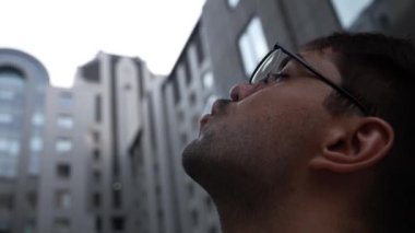 Şehirde Elektronik Duman Cihazı Kullanan Genç Adam. 