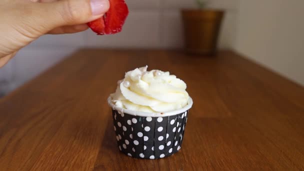 Cupcake Mit Frischer Erdbeere Auf Schwarzem Hintergrund — Stockvideo