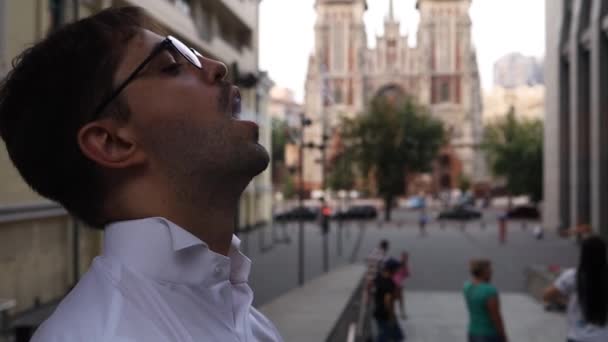 Hombre Joven Usando Dispositivo Electrónico Del Humo Cinta Aire Libre — Vídeos de Stock