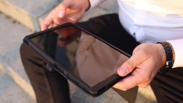 Bello Uomo Affari Felice Utilizzando Tablet All Aperto Primo Piano — Video Stock