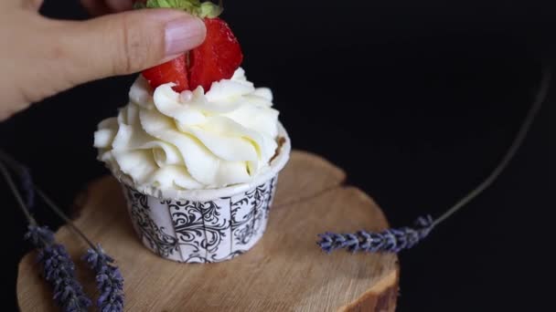 Cupcake Con Fresa Fresca Sobre Fondo Negro — Vídeos de Stock