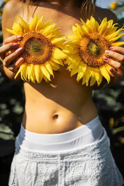 Boldog Meztelen Szőke Field Sunflowers — Stock Fotó