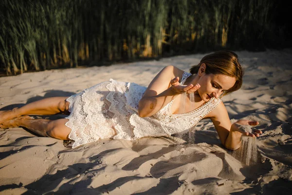 快乐的成年女性躺在沙滩上享受夏日阳光和假期 — 图库照片