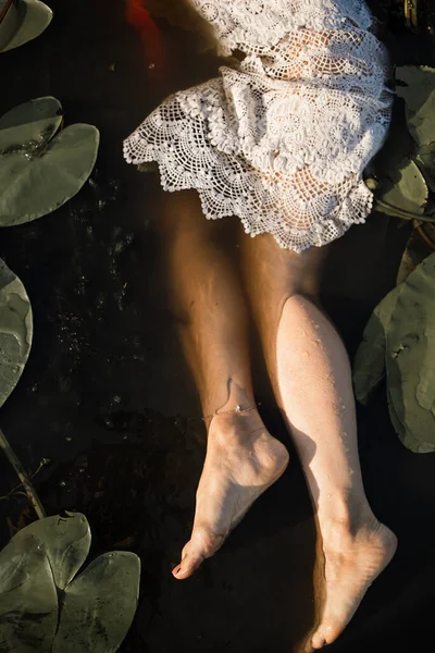 躺在水里的年轻女子神秘而时尚的画像 — 图库照片