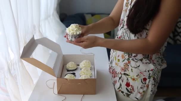 Hand Brunette Girl Showing Cupcake Gift Box — Vídeos de Stock