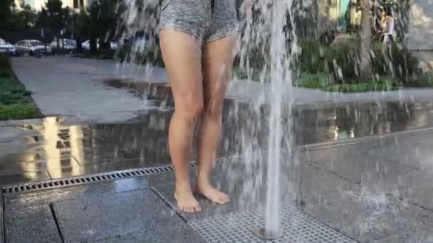 Boso Dziewczyna Gra Chłodnej Fontanny Wody Gorący Letni Dzień — Wideo stockowe