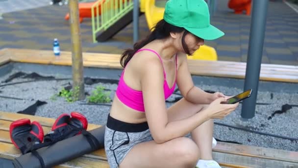 Sport Asian Girl Using Smartphone Outdoor Fit Girl Reading News — Stock Video