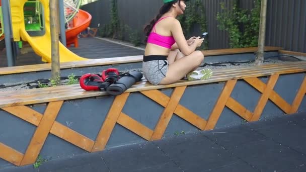 Sport Asian Girl Using Smartphone Outdoor Fit Girl Reading News — Vídeo de stock