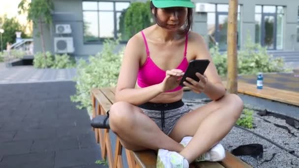 Sport Asian Girl Using Smartphone Outdoor Fit Girl Reading News — Vídeo de stock