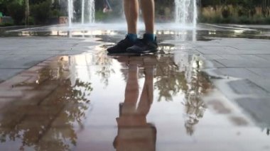Parktaki bir çeşmeden damlayan su damlaları 