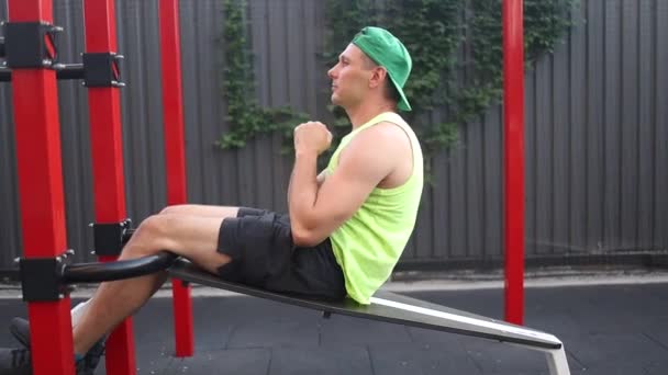 Strong Sport Man Jest Trening Outdoor City — Wideo stockowe