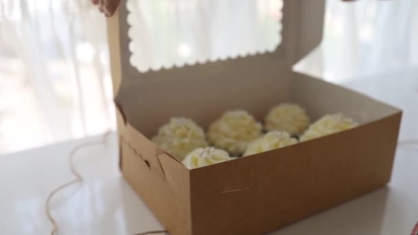 Leckere Cupcakes Geschenk Für Ein Romantisches Date Gebäck Mit Sahne — Stockvideo